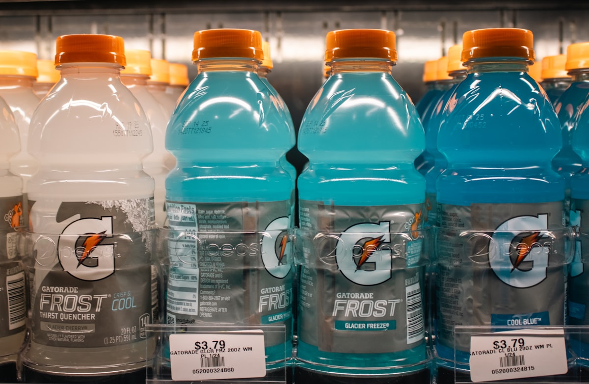 Urheiliaja juomassa nestettä harjoitusten aikana